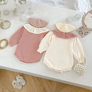 Flachbild von Baby-Strickbodys mit Spitzen-Rüschenkragen und passenden Baskenmützen