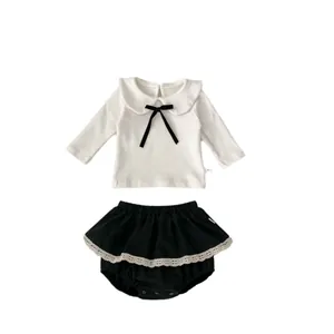 Süßes zweiteiliges Baby-Set mit weißem Schleifenkragenhemd und schwarzem Spitzen-Rock