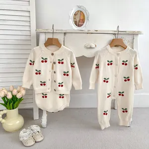 Completi in maglia per neonati con ricamo ciliegia e bottoni in legno su cotone beige