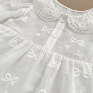 Pagliaccetto bianco per neonata con colletto Peter Pan e motivi di fiocchi ricamati