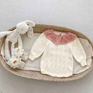 Detailansicht Baby-Strickbody mit rosa Rüschenkragen und strukturierter Zopfmusterung