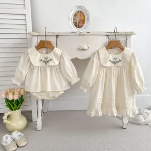 Französisches Vintage-Set und Kleid für Mädchen in Creme mit blauer Blumenstickerei
