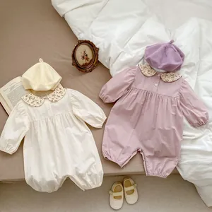 Barboteuses bébé à col fleuri en crème et lavande avec bérets en tricot assortis
