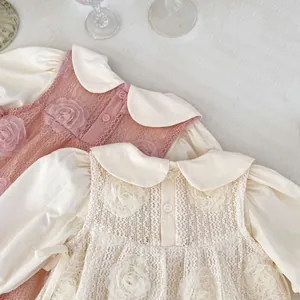 Détail de robe bébé avec dentelle délicate et appliques florales 3D pour filles