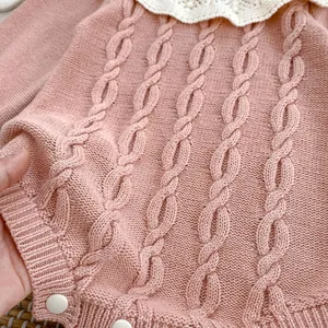 Rosa Baby-Strickbody mit weißem Spitzenkragen und dekorativen Knöpfen