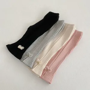 Leggings a coste per neonati in nero, grigio, crema e rosa con dettaglio di fiocchi
