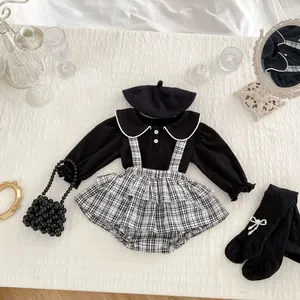 Set gonna a bretelle a quadretti per neonata con accessori in stile vintage