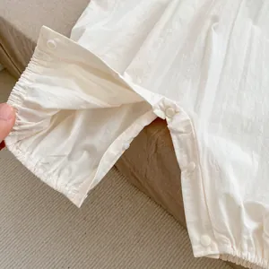 Détails de l'entrejambe du barboteuse pour bébé avec boutons-pression et bords élastiques