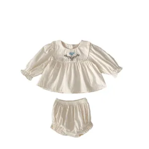 Zweiteiliges Babymädchen Set in Creme mit blauer Stickerei und Rüschenärmeln aus Baumwolle