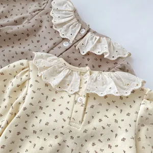 Détails de bodies bébé à fleurs avec cols à volants en dentelle et broderies