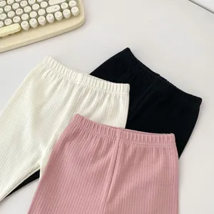 Detail von gerippten Baby-Leggings in Weiß, Schwarz und Rosa mit elastischem Bund