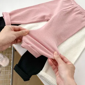 Elastische Baby-Leggings aus Rippstrick in Rosa, Schwarz und Weiß mit hoher Dehnung