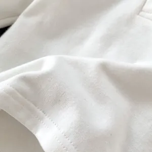 Dettaglio macro del tessuto a maglia bianco con cuciture a doppio ago di alta qualità