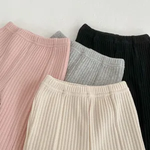 Dettaglio dell'elastico in vita e trama in maglia a coste su leggings a zampa bimba