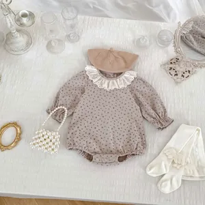 Barboteuse fleurie pour bébé avec col dentelle, béret tricoté et chaussettes à fleurs