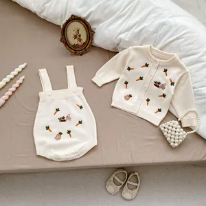 Ensemble bébé en tricot avec broderies de lapin et carotte sur le cardigan et barboteuse
