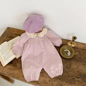 Barboteuse bébé rose à col fleuri et son béret tricoté violet assorti pour enfant
