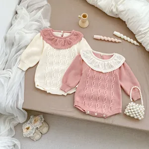 Süße Strick-Babystrampler mit Rüschenkragen in Creme- und Rosafarbtönen für Mädchen
