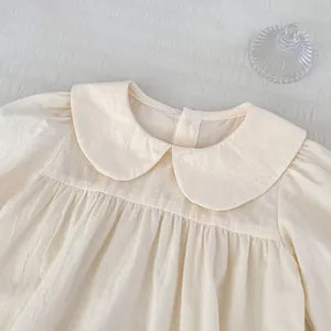 Détail d'un body bébé avec col Claudine vintage et tissu en coton doux et texturé