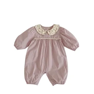 Barboteuse bébé rose poudré avec col Peter Pan fleuri et bordure en dentelle délicate