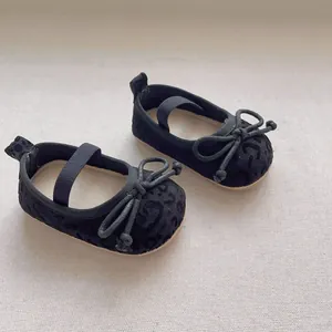 Detail von Baby-Mary-Jane-Schuhen mit Leopardenmuster, elastischem Riemen und Schleife