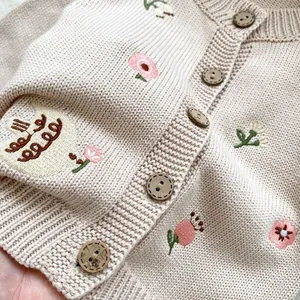 Cardigan neonato in maglia crema con ricami floreali e bottoni in legno stile vintage