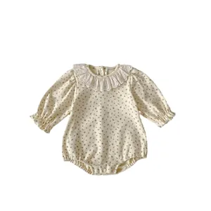 Body bébé à motif floral avec col à volants en dentelle et manches longues en coton blanc cassé