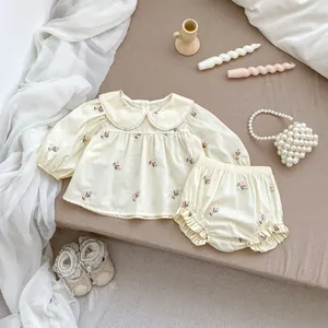 Completo due pezzi per neonata con top ricamato a maniche lunghe e pantaloncini a sbuffo