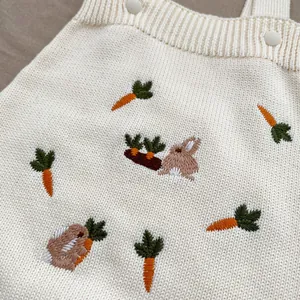 Barboteuse tricotée mignonne pour bébé avec broderie carotte et lapin blanc crème