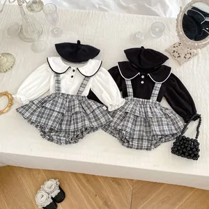 Set bambina con vestito a quadri, camicia con volant e berretto coordinato su sfondo bianco