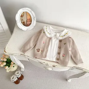Cardigan in maglia beige neonato con ricami floreali e top con colletto in pizzo