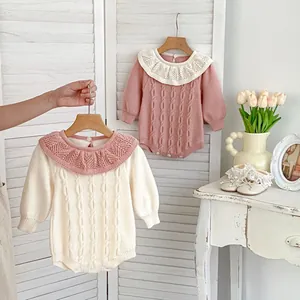 Süßer Strick-Babybody mit Rüschenkragen und Zopfmuster in Rosa und Cremeweiß