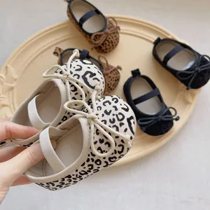Leoparden und schwarze Baby-Lauflernschuhe mit Schleife und elastischem Band