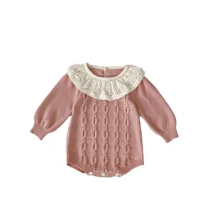 Rosa Baby-Strickstrampler für Mädchen mit weißem Rüschenkragen und Zopfstrickmuster