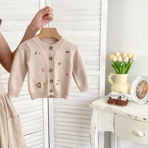Cardigan in maglia beige per neonati con ricami di fiori e animali e bottoni in legno