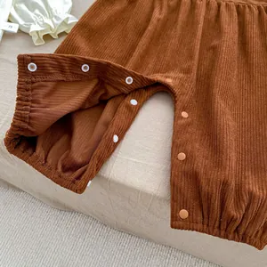 Detailansicht der Baby-Cordhose mit Druckknopfverschluss und weicher gerippter Textur