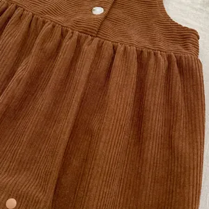 Baby-Herbstset mit brauner Cord-Latzhose und strukturierten Plisseedetails am Stoff