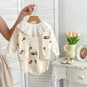 Ensemble tricoté pour bébé avec cardigan et barboteuse, broderies carotte et lapin