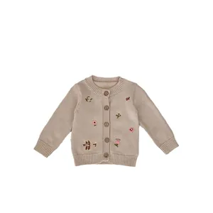 Cardigan neonato in maglia beige con ricami di fiori e uccelli e bottoni in legno