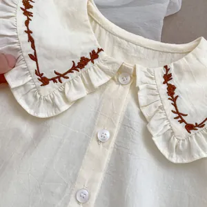 Babymädchen Herbstset mit Blumenstickerei am Rüschenkragen und Cord-Trägerhose