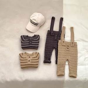 Vista detallada de jerseys de punto a rayas y pantalones con tirantes para bebés