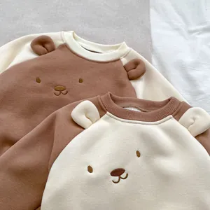 Détail de la broderie ours et oreilles 3D sur des sweats en polaire pour bébés