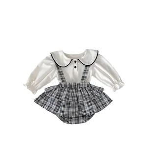 Completo due pezzi neonata con top a colletto Peter Pan e vestito a quadri con bretelle