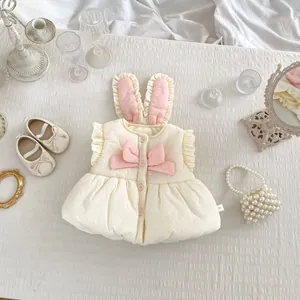 Gilet matelassé pour bébé avec oreilles de lapin et nœud rose en vue de dessus