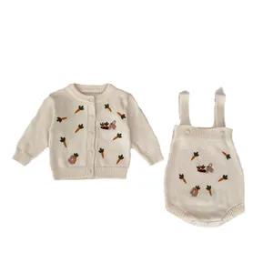 Ensemble bébé en tricot blanc crème avec cardigan et barboteuse à broderies lapin et carotte