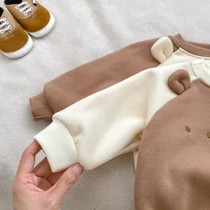 Détail d'un sweat-shirt bébé avec de mignonnes oreilles d'ours 3D sur l'épaule