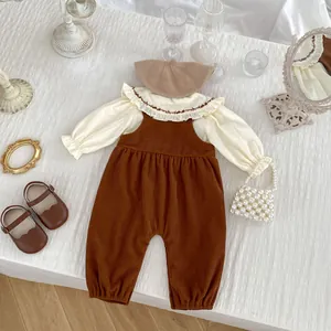 Baby-Mädchen Herbst-Outfit mit Blumenstickerei am Kragen und Cord-Latzhose in Flachlage