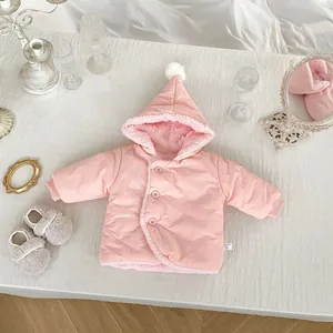 Gros plan sur la veste à capuche rose pour bébé avec doublure en polaire blanche
