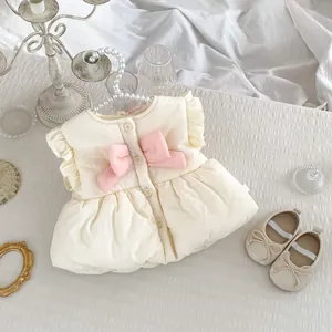 Gilet rembourré pour bébé fille crème avec nœud rose et épaules à volants
