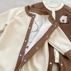 Détail de la doublure polaire chaude et broderie ours sur barboteuse bébé avec boutons